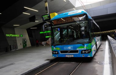 toplu taşıma ve hareket kabiliyetinde bir otobüs veya bir koç