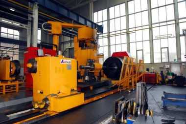 Demir endüstrisinde bir fabrikada çalışıyor ve üretiyor.