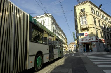 toplu taşıma ve hareket kabiliyetinde bir otobüs veya bir koç