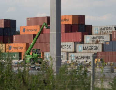 Kargo konteynırları için bir konteynır terminalinde ve onların ilerideki taşımacılığında