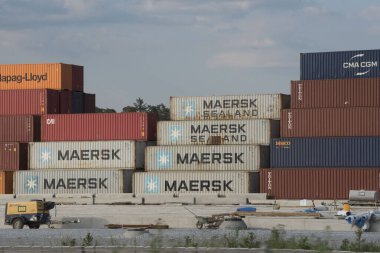 Kargo konteynırları için bir konteynır terminalinde ve onların ilerideki taşımacılığında