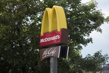 Ünlü Mac Donalds restoranı dünyanın her yerinde.
