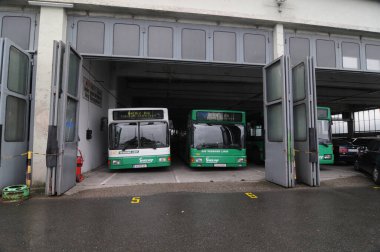 toplu taşıma ve hareket kabiliyetinde bir otobüs veya bir koç