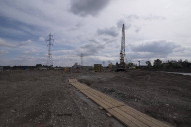 İnşaat ve yol işlerinde vinç araç kamyonu