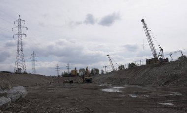 İnşaat ve yol işlerinde vinç araç kamyonu