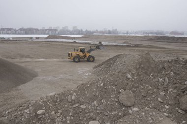 Bir inşaat sahasında volvo kazıcı, toprak işçiliği ve inşaat projesi için ağır makineler
