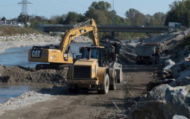 Caterpillar markasından bir kazıcı.