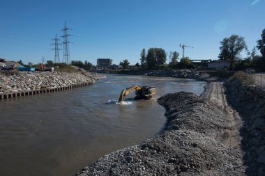 Caterpillar markasından bir kazıcı.