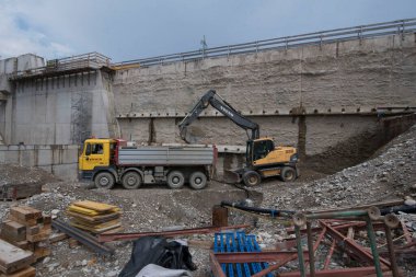 İnşaat alanında ya da şantiyede bir inşaat kamyonu