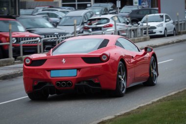 ferrari bir araba markası veya taşımacılık ve hareketlilik markası olarak