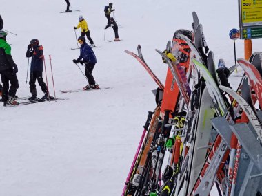 Kış zamanı karlı dağlarda bir spor olarak kayak yapmak