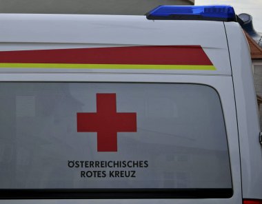 Bir kurtarma servisinin mavi ışık operasyonu, mavi ışıklı bir ambulans.