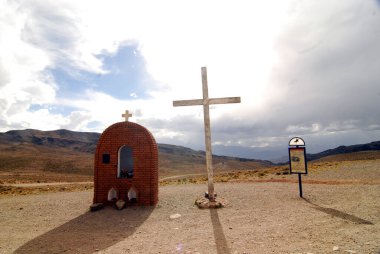 Ölü insanların gömüldüğü bir mezarlık ya da mezarlık.