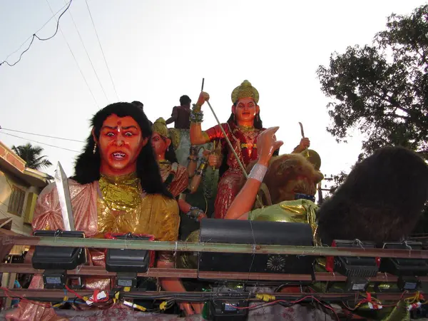 Hinduizm birçok tanrıça ve tanrıçanın olduğu bir dindir.