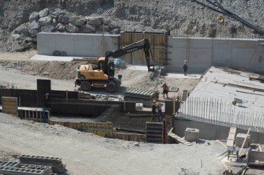 Bir inşaat sahasında volvo kazıcı, toprak işçiliği ve inşaat projesi için ağır makineler