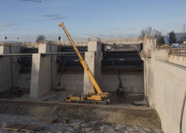 İnşaat ve yol işlerinde vinç araç kamyonu