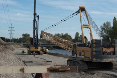 İnşaat ve yol işlerinde vinç araç kamyonu