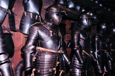 Avusturya İmparatorluğu 'nun ortaçağ şövalye zırhı veya zırhı.