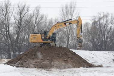 Caterpillar markasından bir kazıcı.