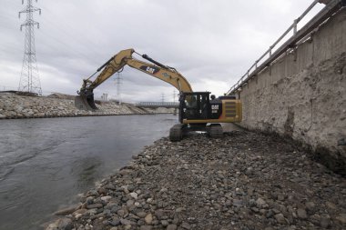 Caterpillar markasından bir kazıcı.