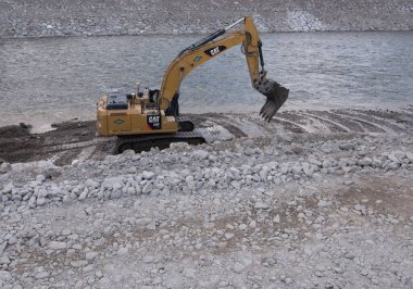 Caterpillar markasından bir kazıcı.