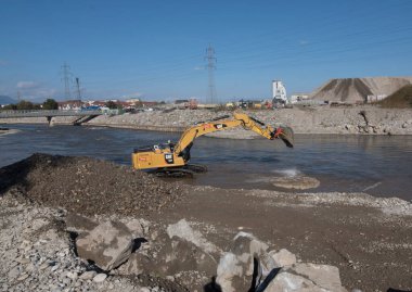 Caterpillar markasından bir kazıcı.