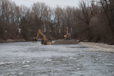 Caterpillar markasından bir kazıcı.