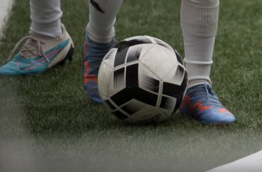 Çocuklar futbol oynuyor.