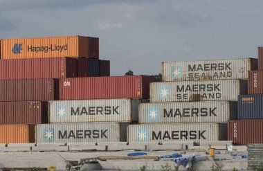 Kargo konteynırları için bir konteynır terminalinde ve onların ilerideki taşımacılığında