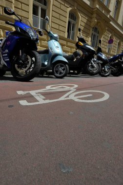 Trafik yönetimi ve yol trafiğinin bir parçası olarak motosiklet park yeri