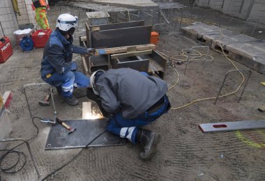 İnşaat alanında inşaat işçisi, inşaat sektöründe çalışan.