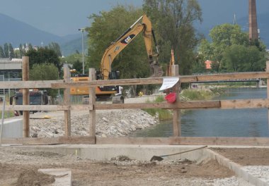 Caterpillar markasından bir kazıcı.