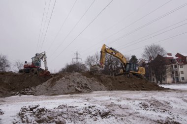 Caterpillar markasından bir kazıcı.