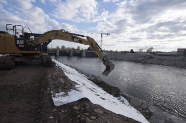 Caterpillar markasından bir kazıcı.