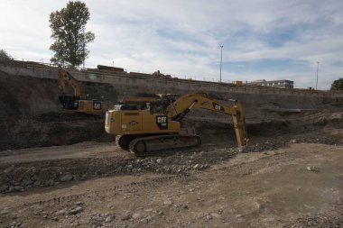 Caterpillar markasından bir kazıcı.