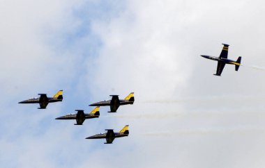 Havada yüksek yeteneklerle uçan akrobatikler