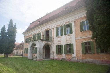 Eski bir apartman dairesinde ya da şehirde bir dairede yaşıyor.