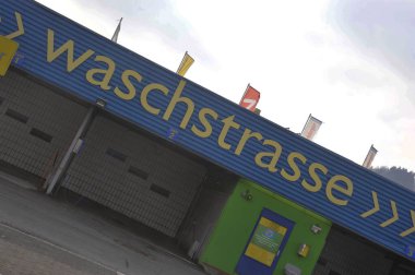 Arabayı pislik ve pislikten temizlemek için araba temizliği.