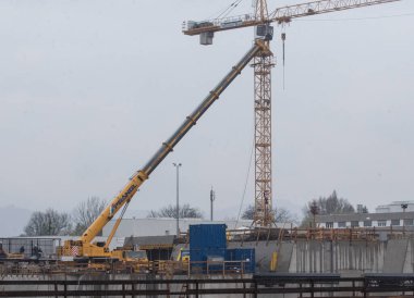 İnşaat ve yol işlerinde vinç araç kamyonu