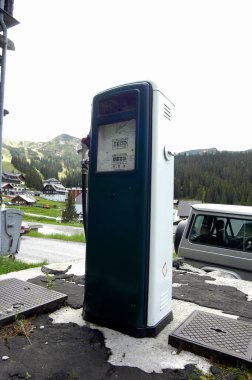 Bir arabaya yakıt ikmali, sürüş, ulaşım ve hareketlilik için