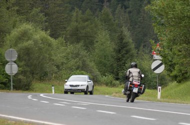 Ulaşım ve hareketlilik için motosiklet ya da motosiklet kullanmak