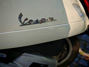 Vespa ünlü bir motosiklet markası, iki tekerlekli yol trafiği ve hareket kabiliyeti.