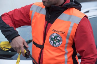 Dağ kurtarma ekibi dağ bölgelerinde hayat kurtarıyor.