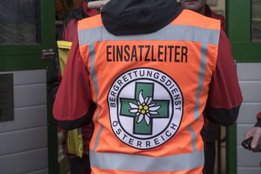 Dağ kurtarma ekibi dağ bölgelerinde hayat kurtarıyor.