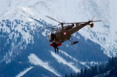Dağ kurtarma ekibi dağ bölgelerinde hayat kurtarıyor.
