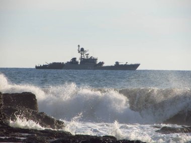 Kötü bir dünyada savaş gemileri ve gemiler