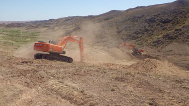 Hitachi kazıcısı bir inşaat sahasında, toprak işçiliği ve inşaat projesi için ağır makineler