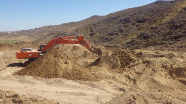 Hitachi kazıcısı bir inşaat sahasında, toprak işçiliği ve inşaat projesi için ağır makineler