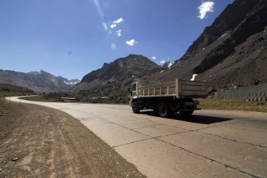 Taşımacılık, araç trafiği ve yol trafiği için kamyon