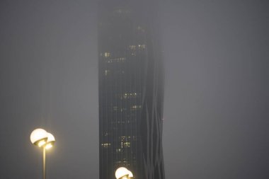 Doğal bir ortamda sonbahar sisi, gündüz hava koşulları